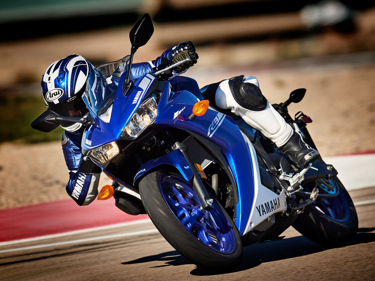 2017_YZF-R3_DPBMC_AU_ACT_004_1280x960 (1)